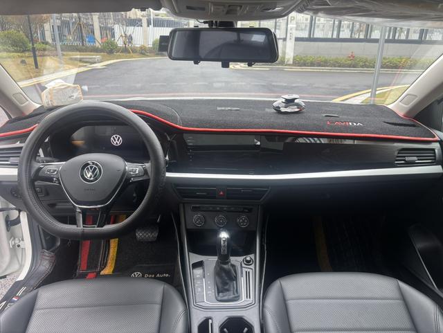 Volkswagen Lavida 2021 1.5L Automatic Com f ort – фото 8
