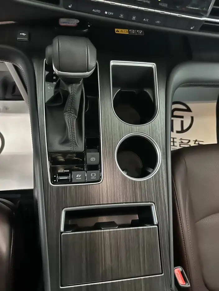 Granvia 2026 Model Intelligent Hybrid 2.5L 4WD Noble PLUS Edition – фото 9