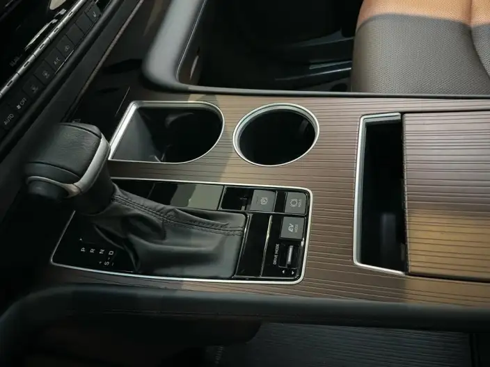 Granvia 2024 Model Intelligent Hybrid 2.5L 4WD Noble PLUS Edition – фото 3