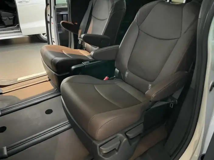 Granvia 2024 Model Intelligent Hybrid 2.5L 4WD Noble PLUS Edition – фото 9
