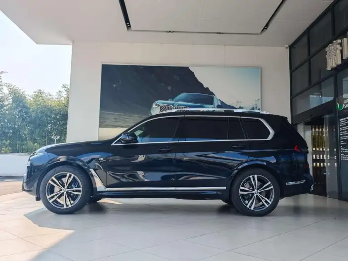 BMW X7 2023 Model xDrive40i Exclusive Model M Sports Set – фото 3