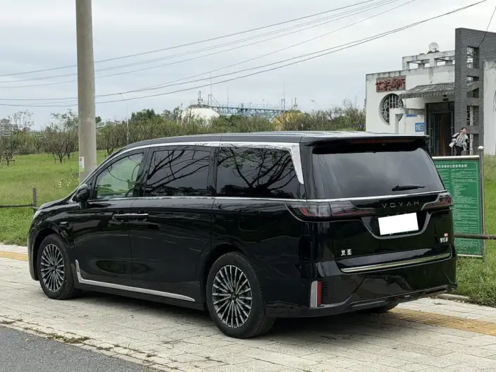 VOYAH Dreamer PHEV 2027 Model Champion Edition – фото 4