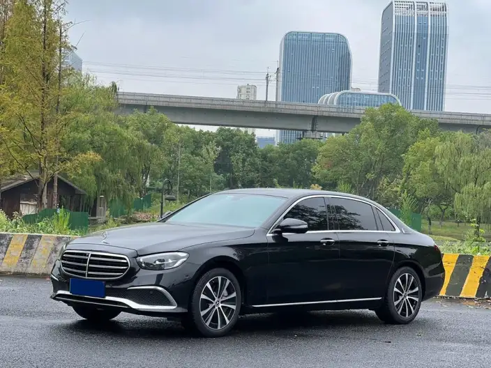 Mercedes-Benz E-Class PHEV 2023 Model E 350 e L Sports sedan – фото 1