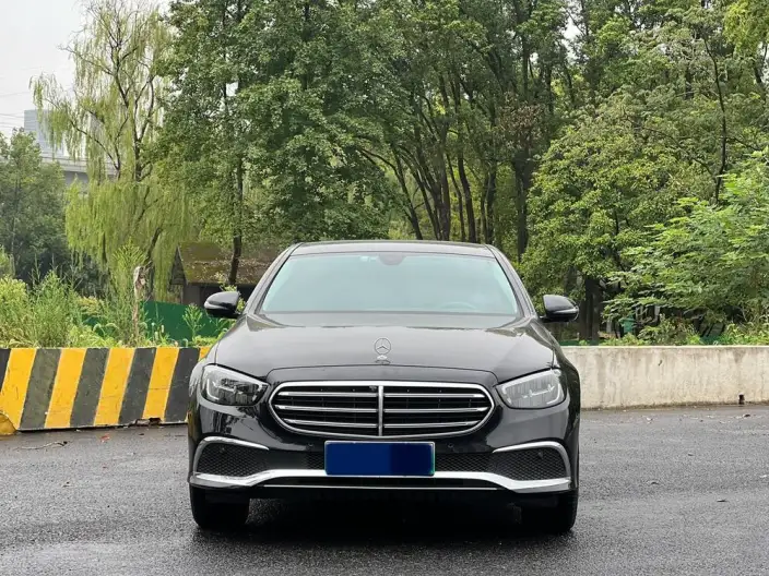 Mercedes-Benz E-Class PHEV 2023 Model E 350 e L Sports sedan – фото 2