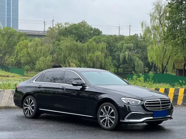 Mercedes-Benz E-Class PHEV 2023 Model E 350 e L Sports sedan – фото 3