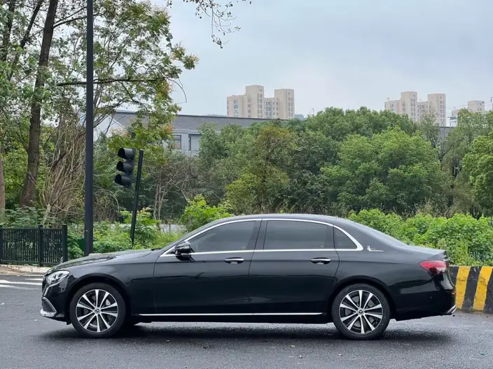 Mercedes-Benz E-Class PHEV 2023 Model E 350 e L Sports sedan – фото 4