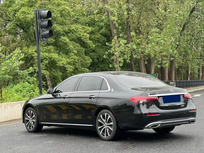 Mercedes-Benz E-Class PHEV 2023 Model E 350 e L Sports sedan – фото 5