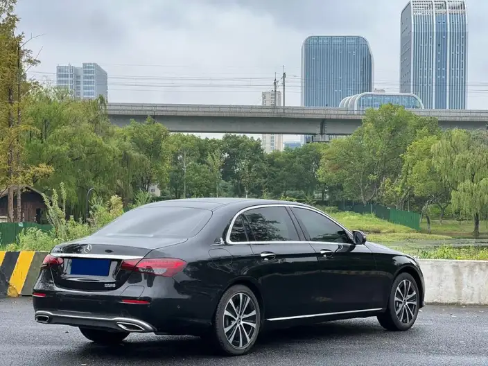 Mercedes-Benz E-Class PHEV 2023 Model E 350 e L Sports sedan – фото 7