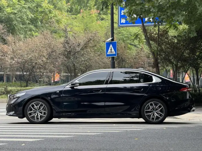 BMW i5 2025 Model eDrive40L Luxury Set – фото 3