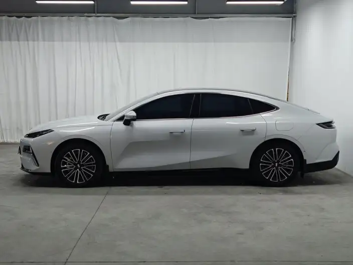 Geely Galaxy E8 PHEV 2025 Model 130km EM-i Exclusive Edition – фото 4