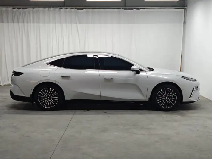 Geely Galaxy E8 PHEV 2025 Model 130km EM-i Exclusive Edition – фото 8