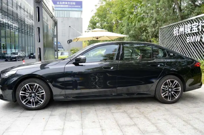 BMW 5 Series 2025 Model Facelift 530Li Leading Model M Sports Set – фото 3