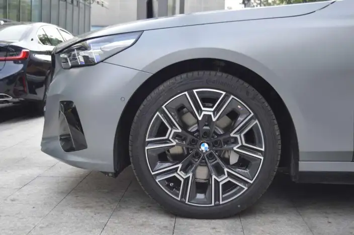 BMW 5 Series 2026 Model 530Li Exclusive Model M Sports Set – фото 7