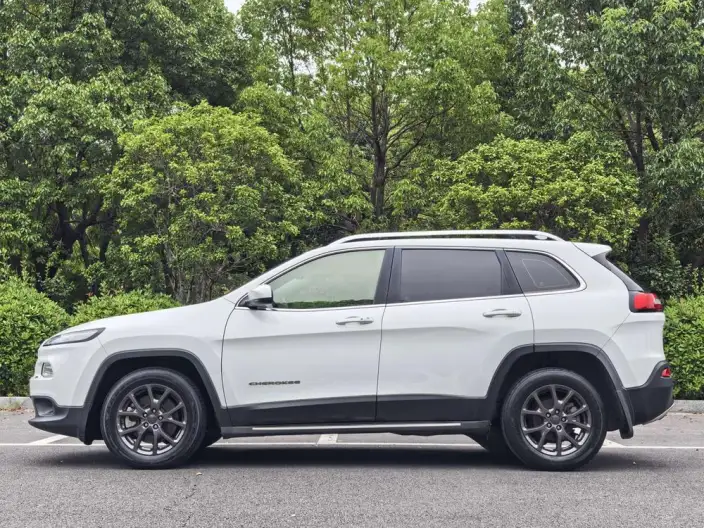 Jeep Cherokee 2020 Model 2.0L 2WD Classic Sports Edition