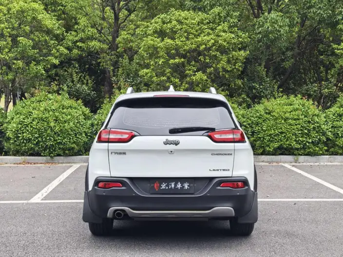 Jeep Cherokee 2020 Model 2.0L 2WD Classic Sports Edition – фото 6