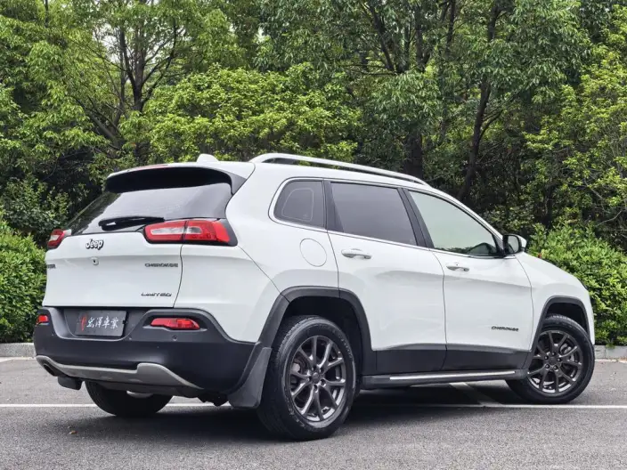 Jeep Cherokee 2020 Model 2.0L 2WD Classic Sports Edition – фото 7
