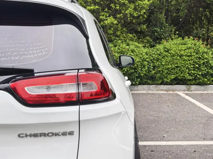 Jeep Cherokee 2020 Model 2.0L 2WD Classic Sports Edition – фото 9