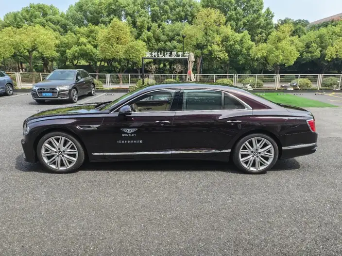 Bentley Flying Spur 2026 Model 4.0T V8 Standard Edition – фото 3