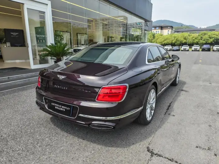 Bentley Flying Spur 2026 Model 4.0T V8 Standard Edition – фото 5