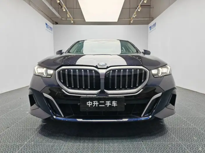 BMW 5 Series 2025 Model 530Li Exclusive Model M Sports Set – фото 2