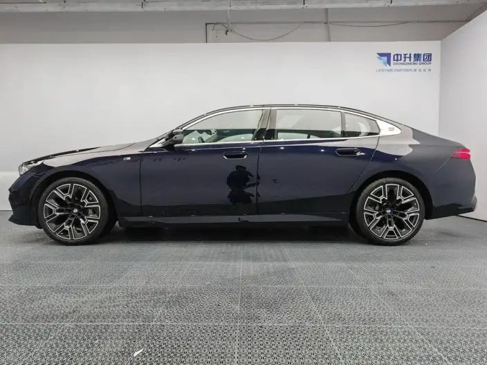 BMW 5 Series 2025 Model 530Li Exclusive Model M Sports Set – фото 4