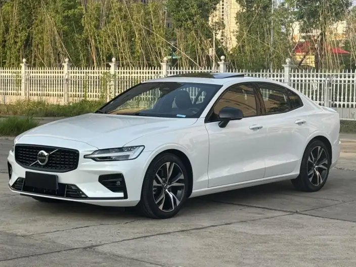 Volvo S60 2025 Model B5 Smart Elegance Sports Edition – фото 1