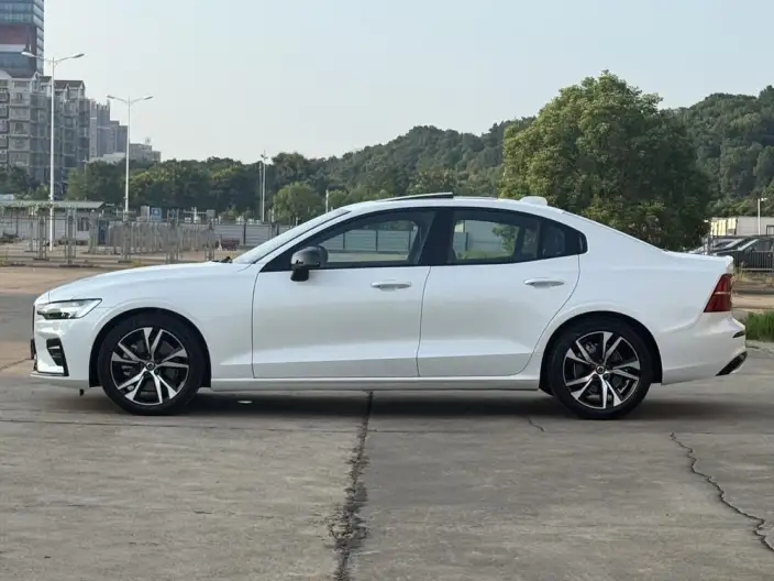 Volvo S60 2025 Model B5 Smart Elegance Sports Edition – фото 3
