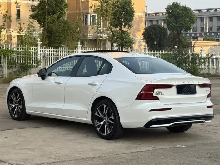 Volvo S60 2025 Model B5 Smart Elegance Sports Edition – фото 4