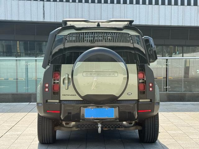 Land Rover De f ender 2021 110 P400 Dark Special Edition – фото 6