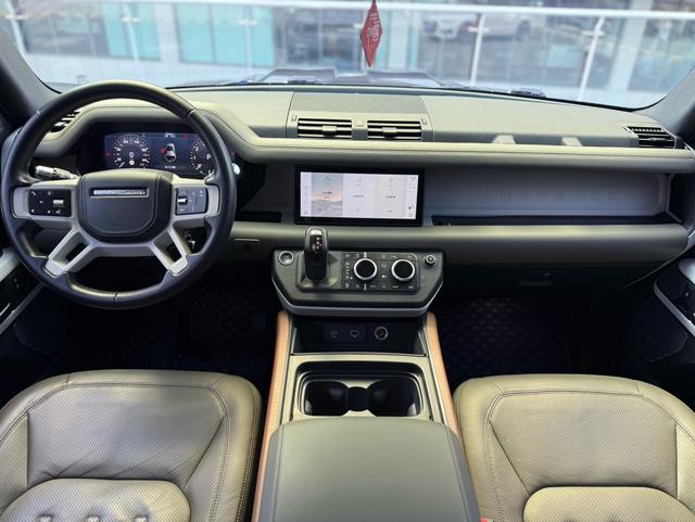 Land Rover De f ender 2021 110 P400 Dark Special Edition – фото 9