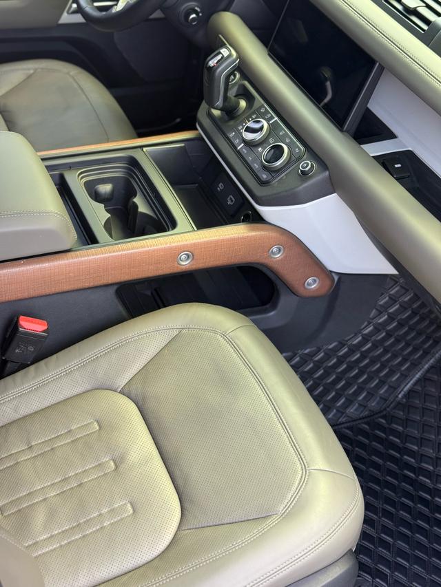 Land Rover De f ender 2021 110 P400 Dark Special Edition – фото 10