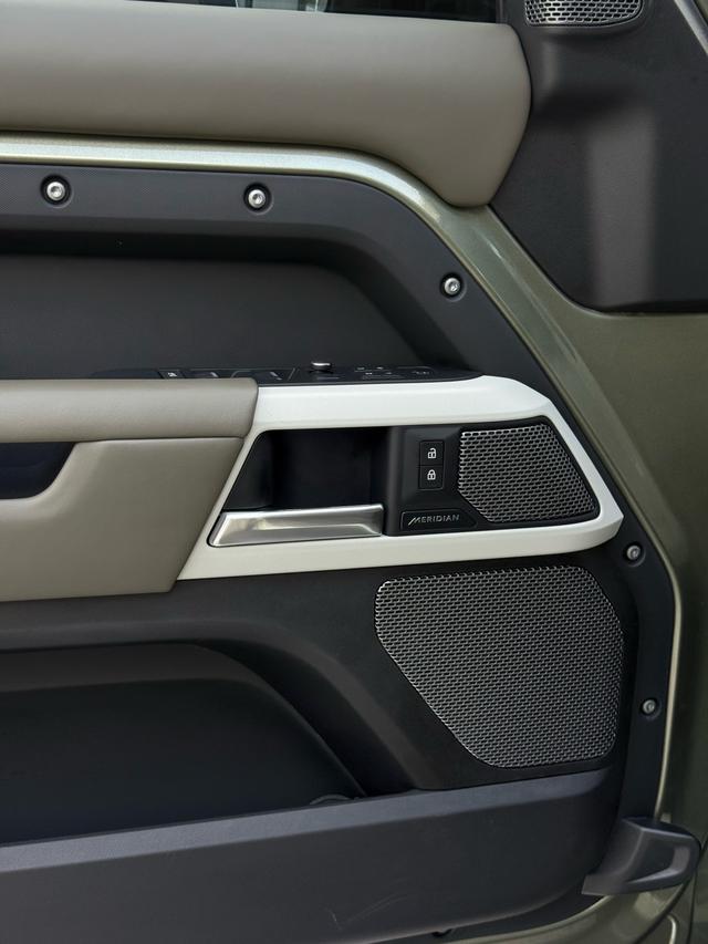 Land Rover De f ender 2021 110 P400 Dark Special Edition – фото 11