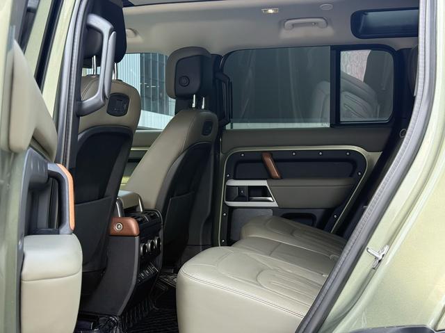 Land Rover De f ender 2021 110 P400 Dark Special Edition – фото 14