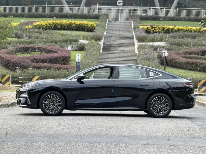 Geely Galaxy E8 PHEV 2025 Model 130km EM-i Exclusive Edition – фото 4