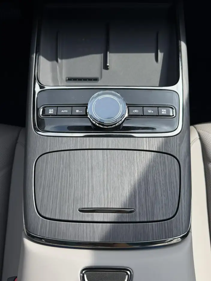 Geely Galaxy E8 PHEV 2025 Model 130km EM-i Exclusive Edition – фото 7