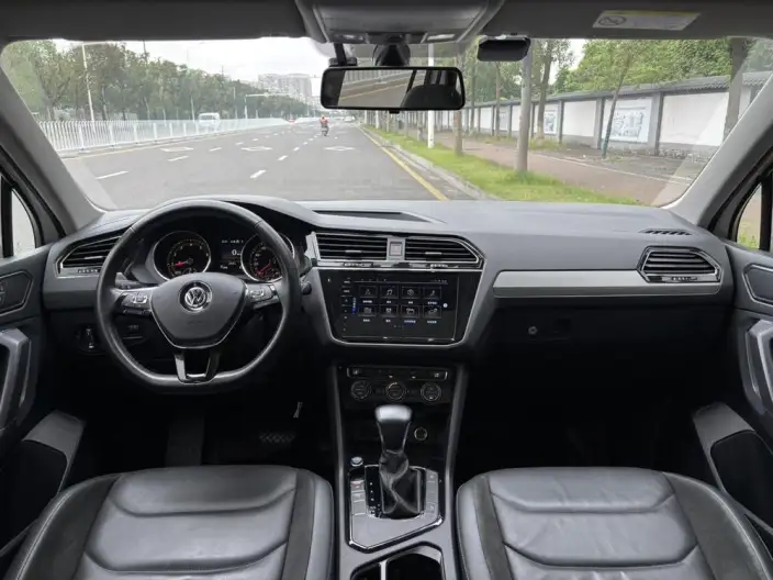 Volkswagen Tiguan L 2020 Model 330TSI Automatic 2WD Panorama Comfort Edition China V – фото 9