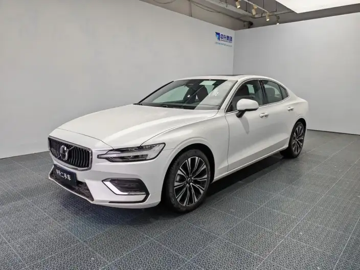 Volvo S60 2025 Model B4 Smart Range Deluxe Edition – фото 1