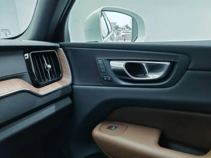 Volvo XC60 2025 Model B5 4WD Smart Range Deluxe Edition – фото 9