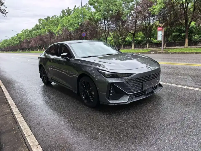 Changan UNI-V 2022 Model 1.5T Smart Pilot Model – фото 3