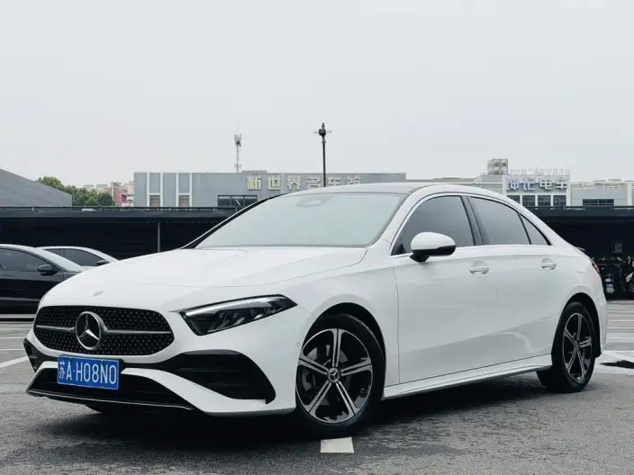 Mercedes-Benz A-class 2024 Model A 200 L Fashion Edition – фото 1