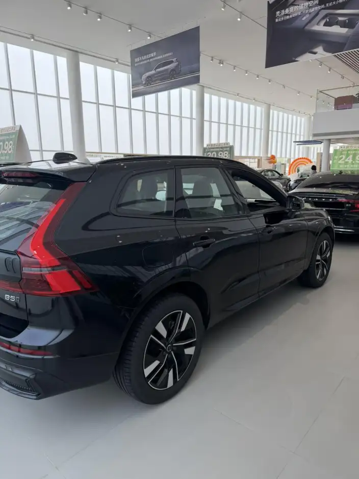 Volvo XC60 2026 Model B5 4WD Smart Range Deluxe Edition – фото 5
