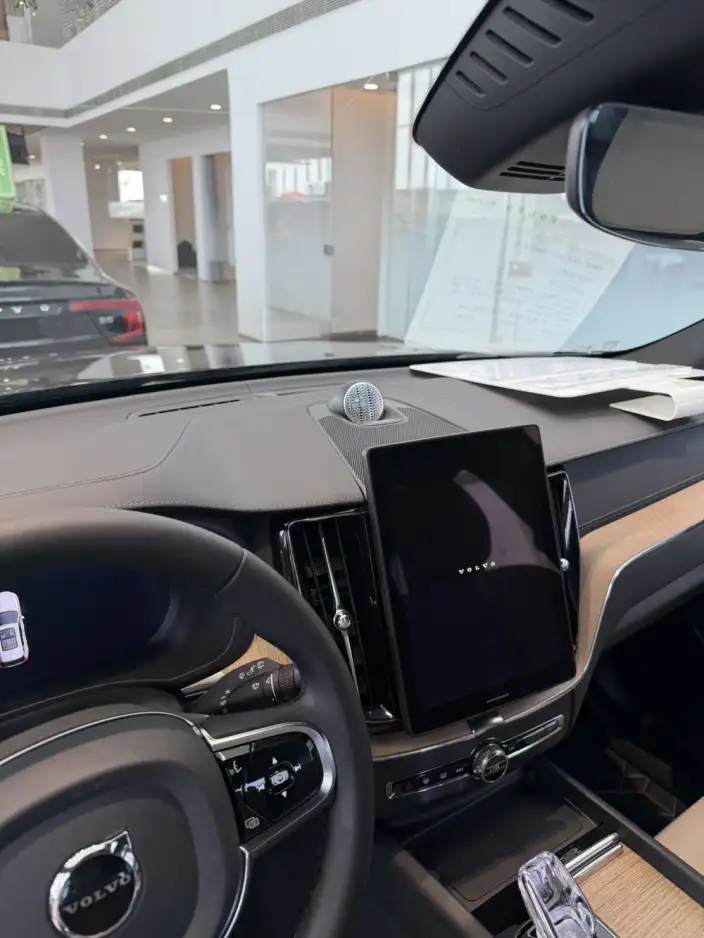 Volvo XC60 2026 Model B5 4WD Smart Range Deluxe Edition – фото 8