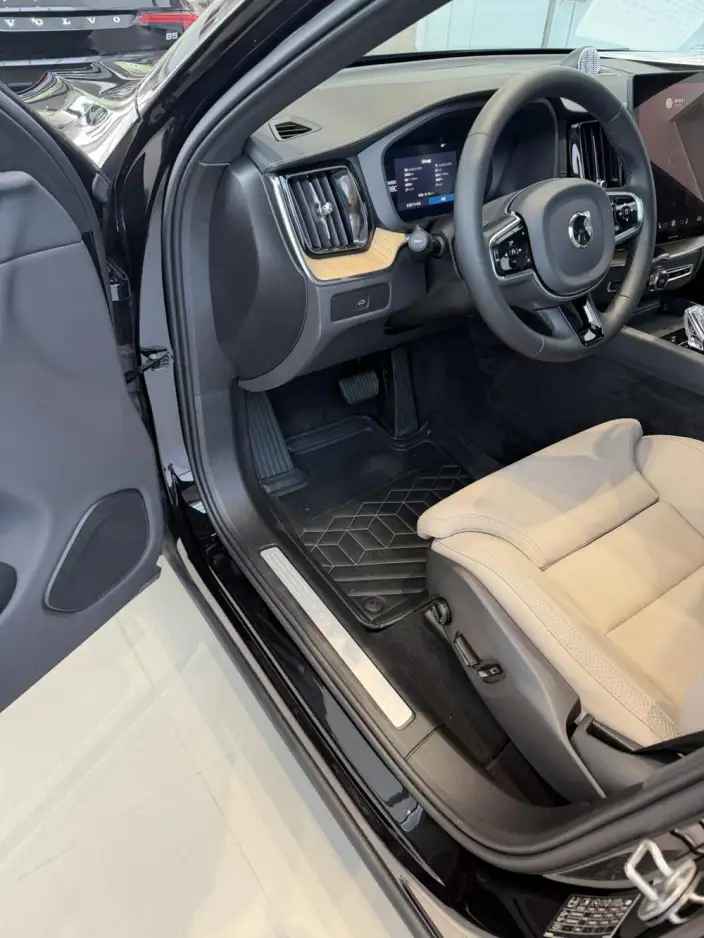 Volvo XC60 2026 Model B5 4WD Smart Range Deluxe Edition – фото 9