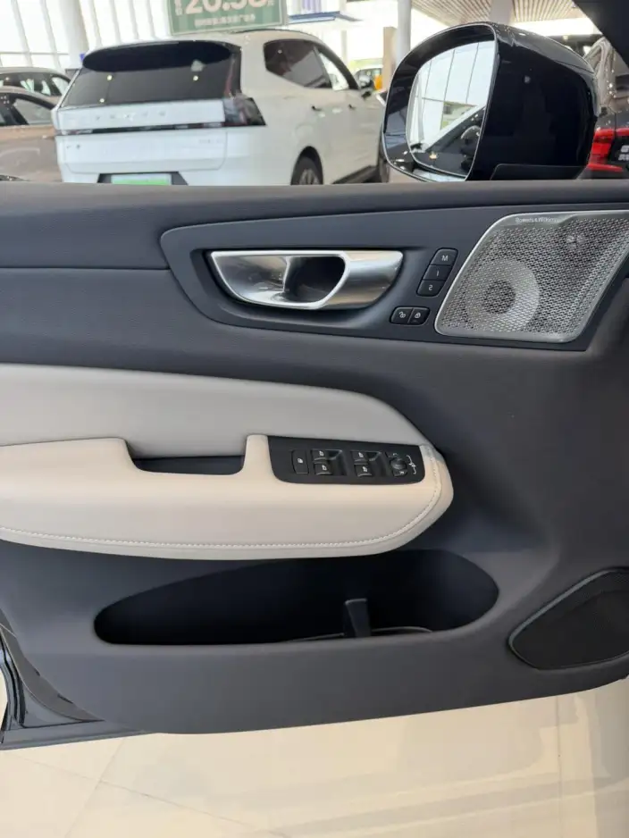 Volvo XC60 2026 Model B5 4WD Smart Range Deluxe Edition – фото 10