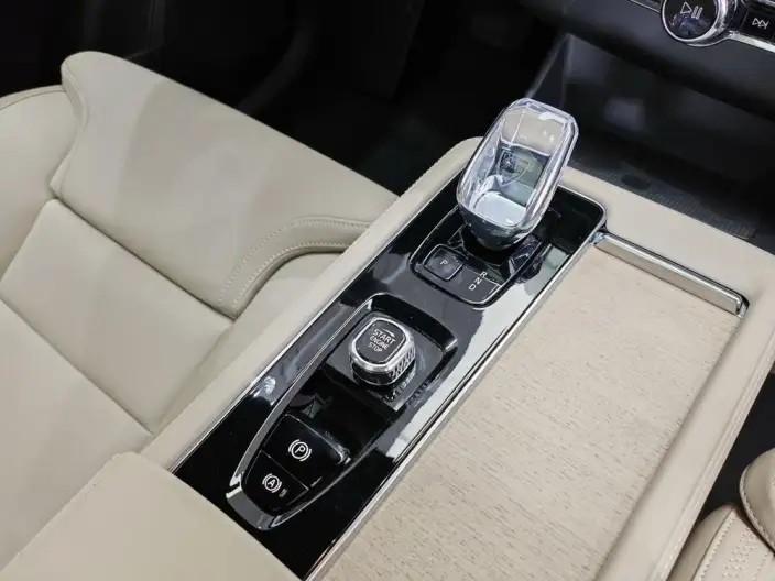 Volvo XC90 2025 Model Facelift B6 Smart Range Deluxe Edition 6 seat – фото 10