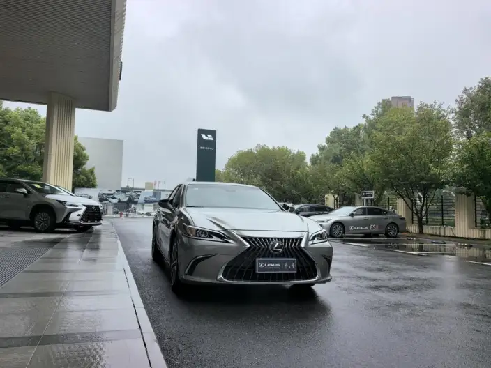 Lexus ES 2022 Model 200 Superior Edition – фото 3