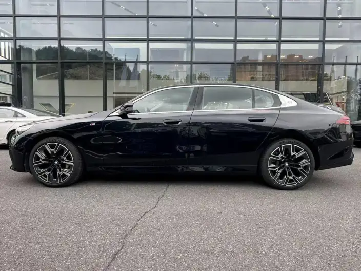 BMW 5 Series 2025 Model 530Li Exclusive Model M Sports Set – фото 3