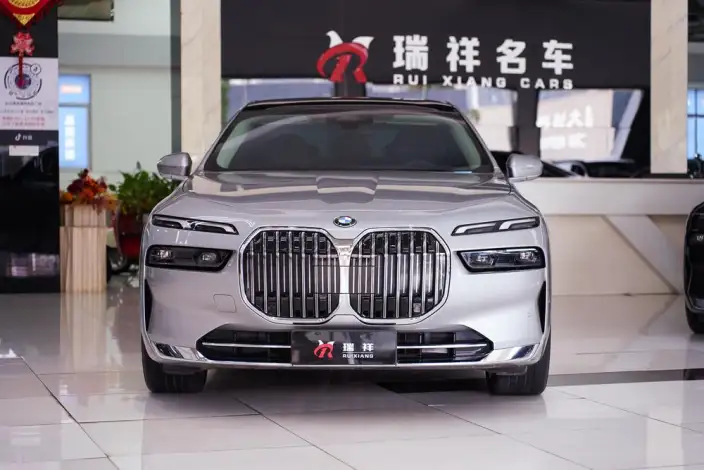 BMW 7 Series 2023 Model 735Li Luxury Set – фото 2