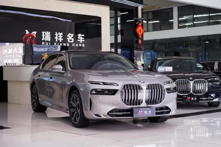 BMW 7 Series 2023 Model 735Li Luxury Set – фото 3
