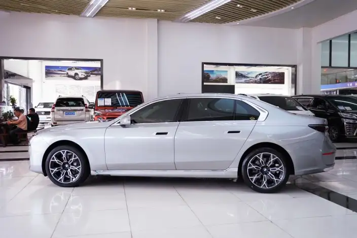 BMW 7 Series 2023 Model 735Li Luxury Set – фото 4